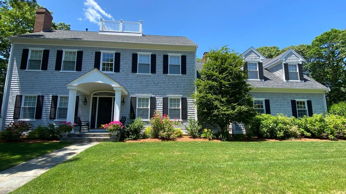 arch residential-min A residential painting gallery with a large front yard.